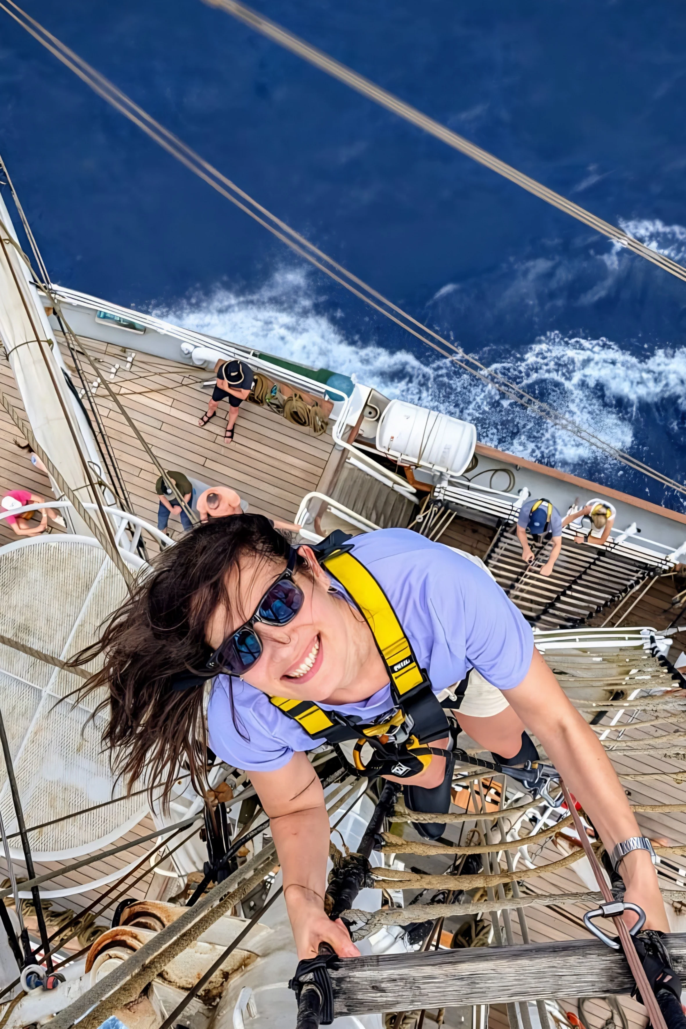 Lia Meißner im Mast eines Segelschiffs